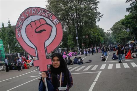 ngentot smp|Kasus kekerasan seksual di ruang kelas yang jadi tontonan ...